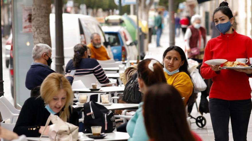 Esta semana se ha ampliado a 4 el número de no convivientes que pueden sentarse juntos en una terraza en algunos municipios.