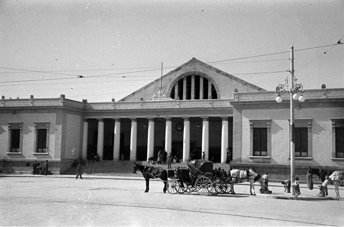 Carruajes de caballos en la estación de Alicante a principios del siglo XX.