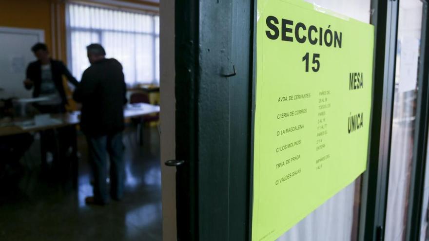 Ambiente electoral en el colegio Marcos del Torniello de Avilés.