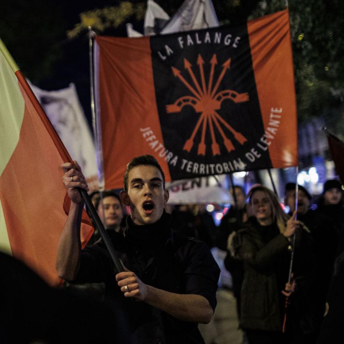 La Falange i el SEU persisteixen com a vestigis vius de la dictadura