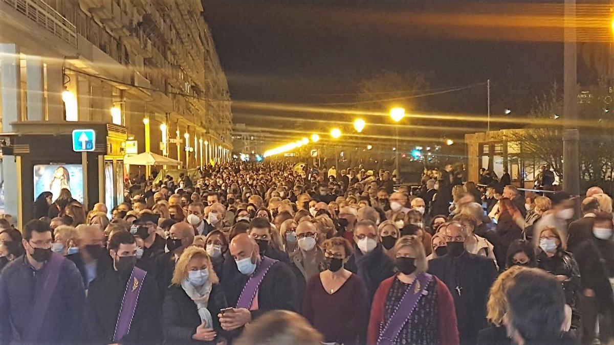 Una multitud de devotos entre dos pasos del Santo Entierro