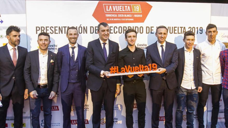 Ciclistas, organización y autoridades en la presentación del recorrido de La Vuelta en el ADDA de Alicante.