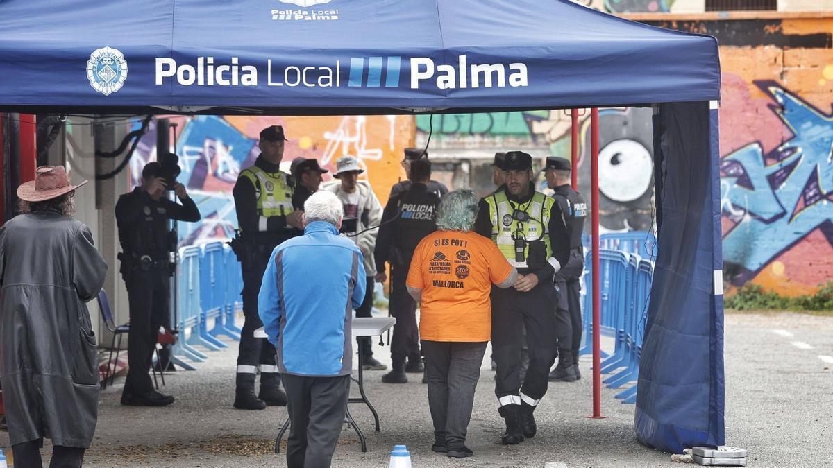 Miembros de la PAH y abogados asesoran a los afectados por el desalojo de la antigua prisión de Palma