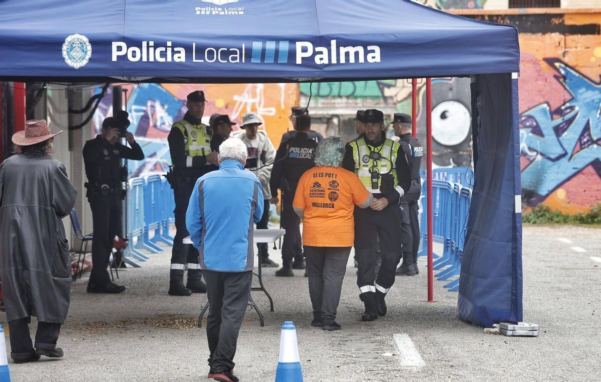 Miembros de la PAH y abogados asesoran a los afectados por el desalojo de la antigua prisión de Palma