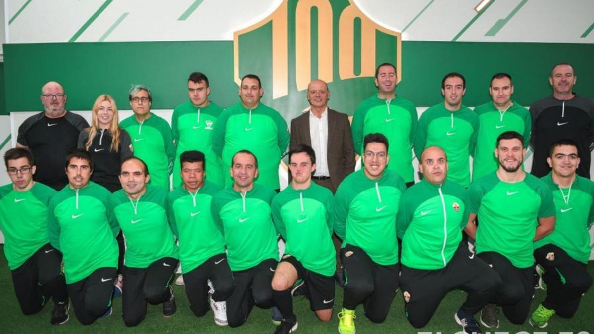 Los componentes del Elche Genuine junto al presidente del club. | SONIA ARCOS / ECF