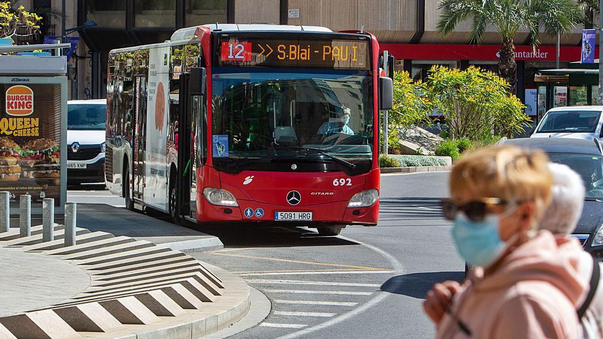 Un autobús urbano de Alicante circulando por la plaza de los Luceros. | RAFA ARJONES