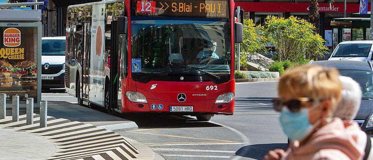 Un autobús urbano de Alicante circulando por la plaza de los Luceros.