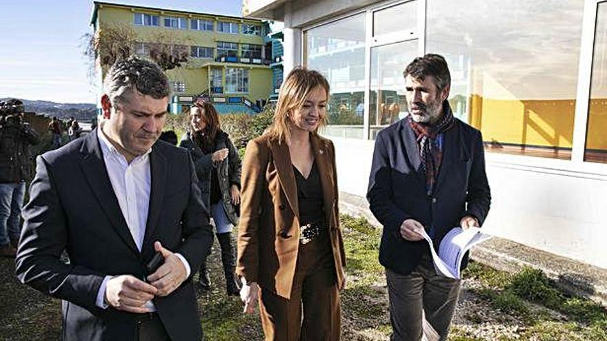 El delegado de la Xunta, la conselleira de Política Social, el concejal de Urbanismo y la de Benestar Social (al fondo).