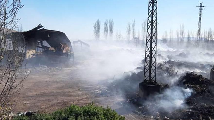 El incendio de Sollana sigue expulsando humo que llega a la localidad por las tardes.