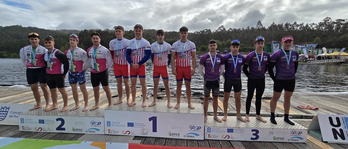Los jovenes riosellanos en el tercer peldaño del podio.