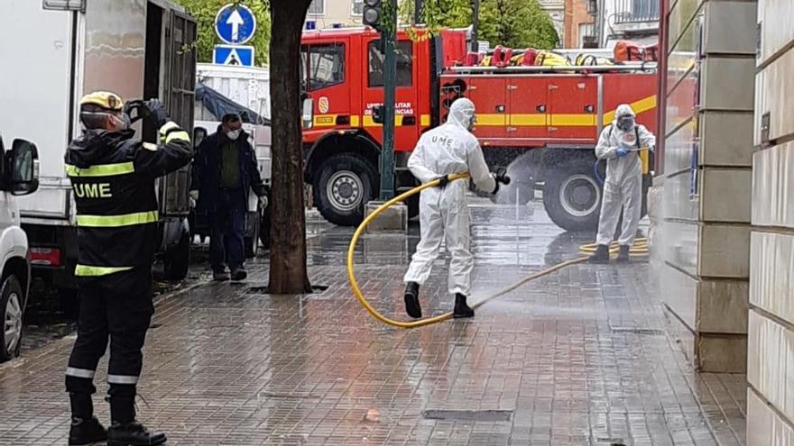 Integrantes de la UME desinfectando el acceso al Mercat de Sant Roc.