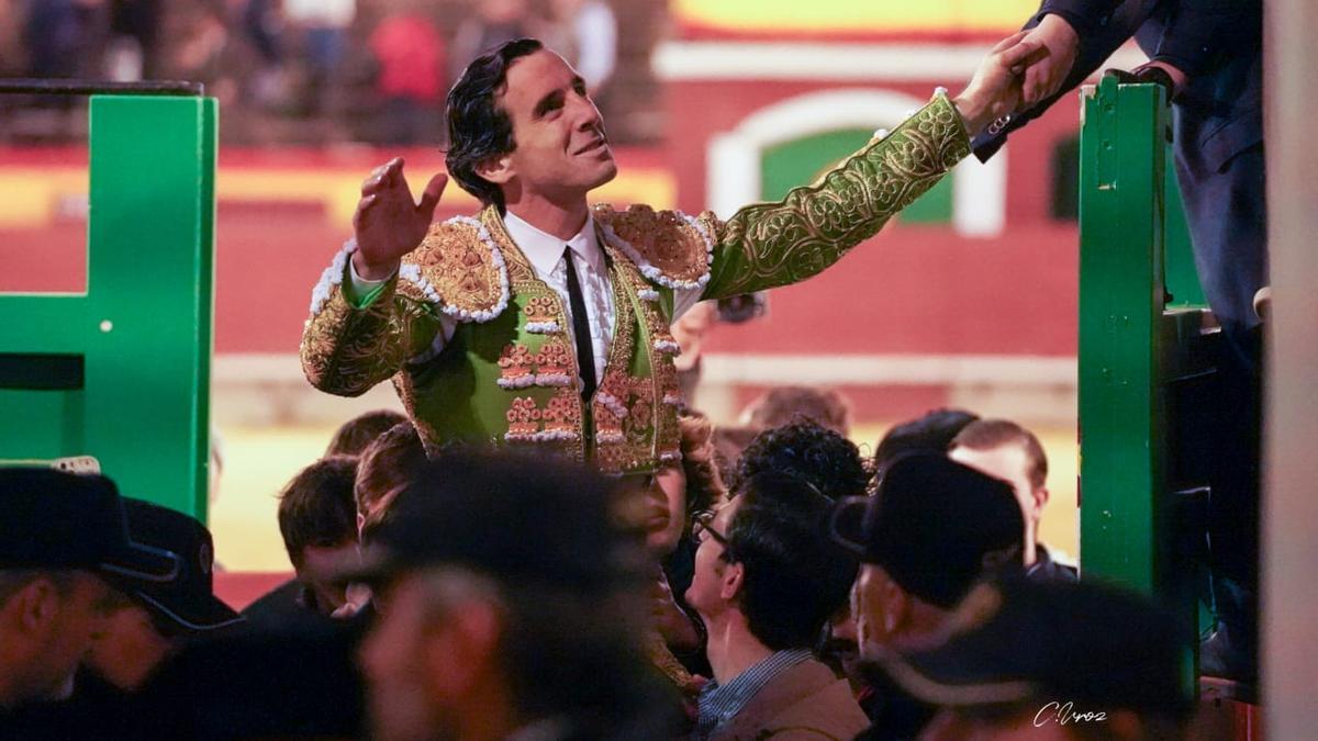 Juan Ortega sale por la puerta grande de la plaza de toros de Castellón