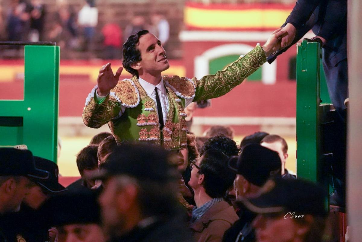 Juan Ortega sale por la puerta grande de la plaza de toros de Castellón