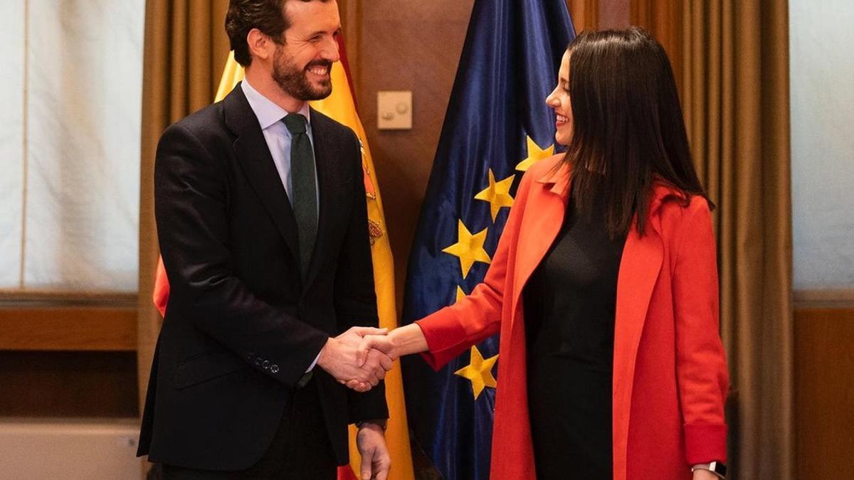 Casado y Arrimadas se reúnen en el Congreso sobre las coaliciones.