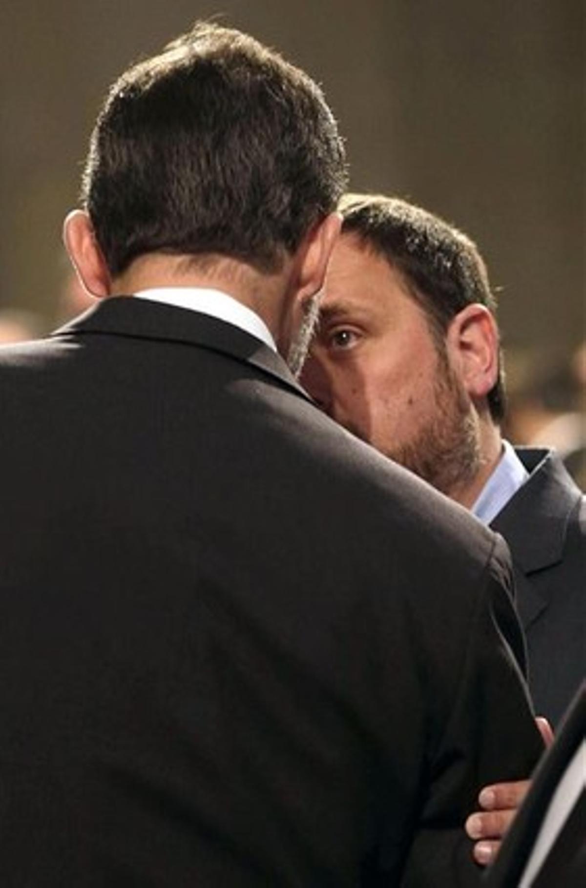 El rey Felipe saluda al presidente de ERC, Oriol Junqueras , tras el funeral institucional en la Sagrada Familia.