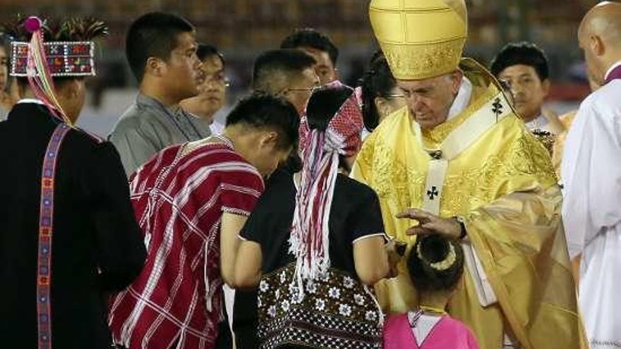 Tailandia recibe a Francisco en español: &quot;¡Viva el Papa!&quot;