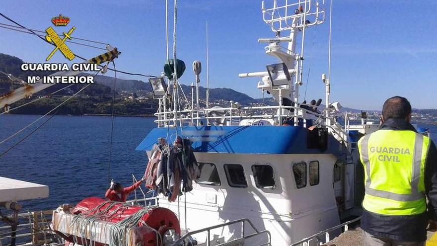 La embarcación afectada, atracada en un muelle en Moaña. // Guardia Civil