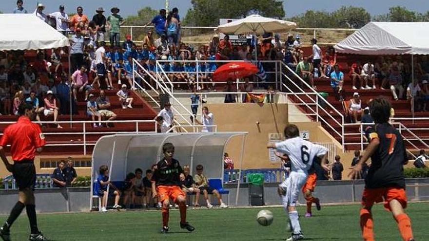 A la izquierda, una imagen de la final entre el Valencia y el Madrid; a la derecha, del tercer y cuarto puesto.