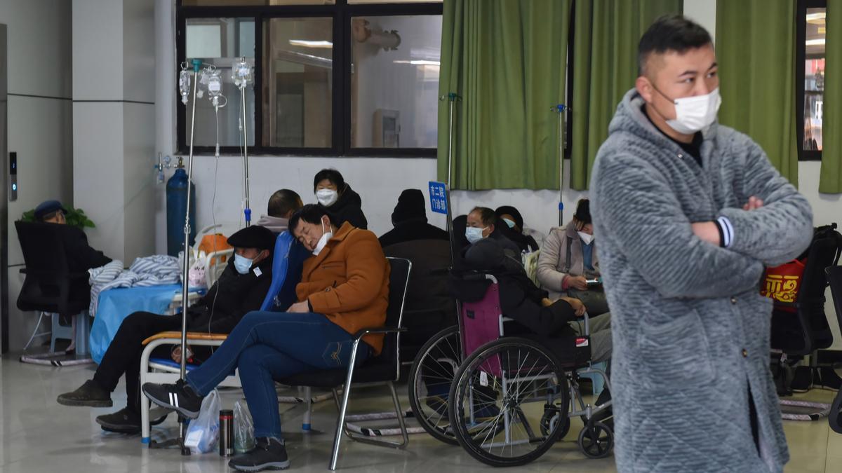 Algunos pacientes con COVID-19 reciben tratamiento en el un hospital de la ciudad de Fuyang, China