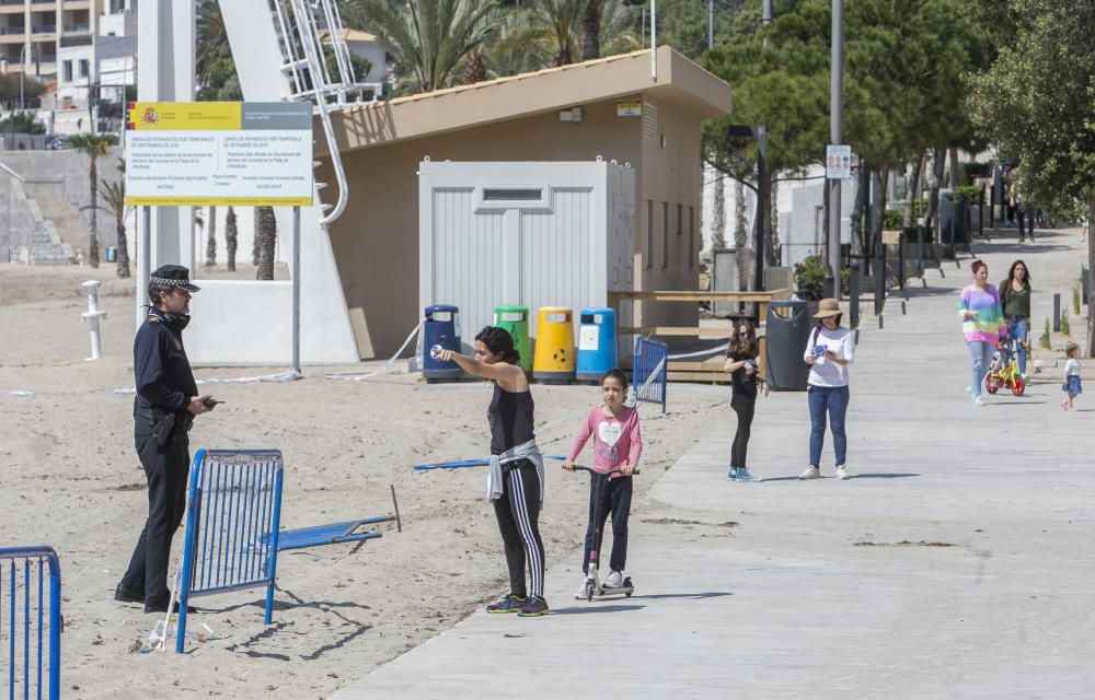 Los más pequeños salen del confinamiento después de más de 40 días pero un gran número de familias salen enteras y no se respeta la distancia de seguridad.