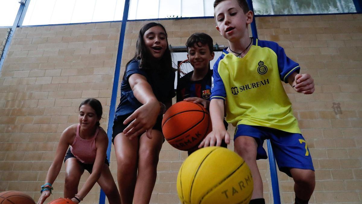 Participantes en una de las ediciones anteriores de la Escuela de Vacaciones de Verano de Corvera.