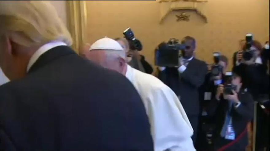 Vídeo / Frío recibimiento del papa Francisco a Donald Trump