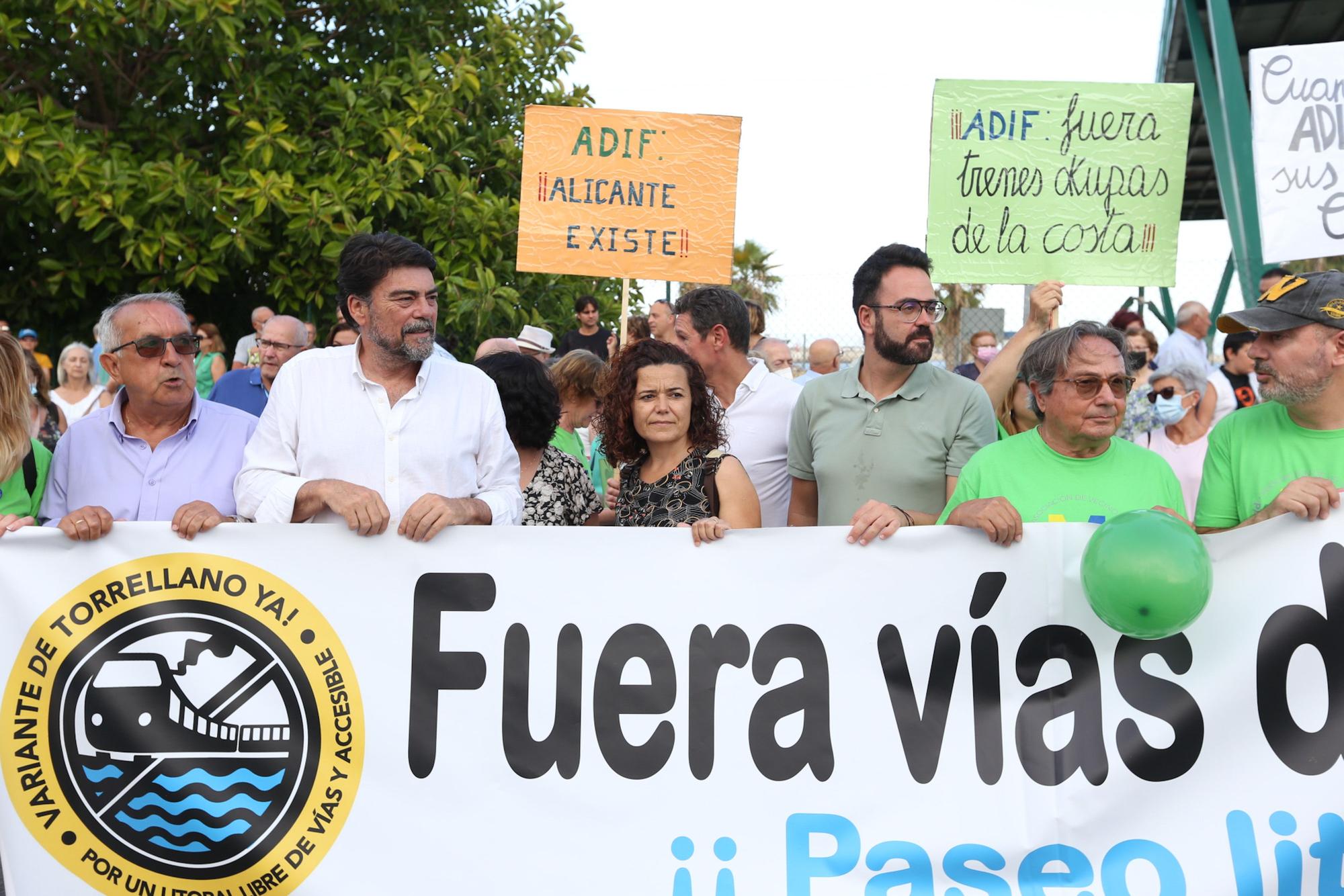 Vecinos del sur de Alicante exigen la retirada de las vías del tren de la primera línea del mar en San Gabriel