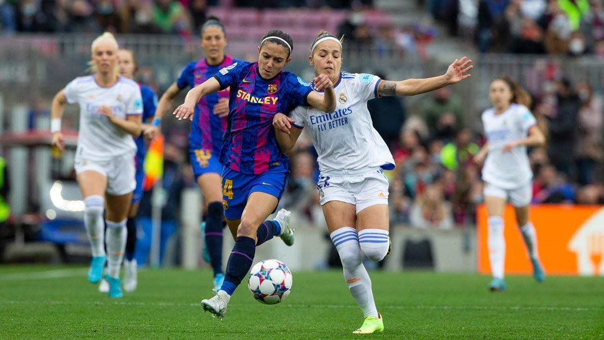 Aitana, durante una acción del partido