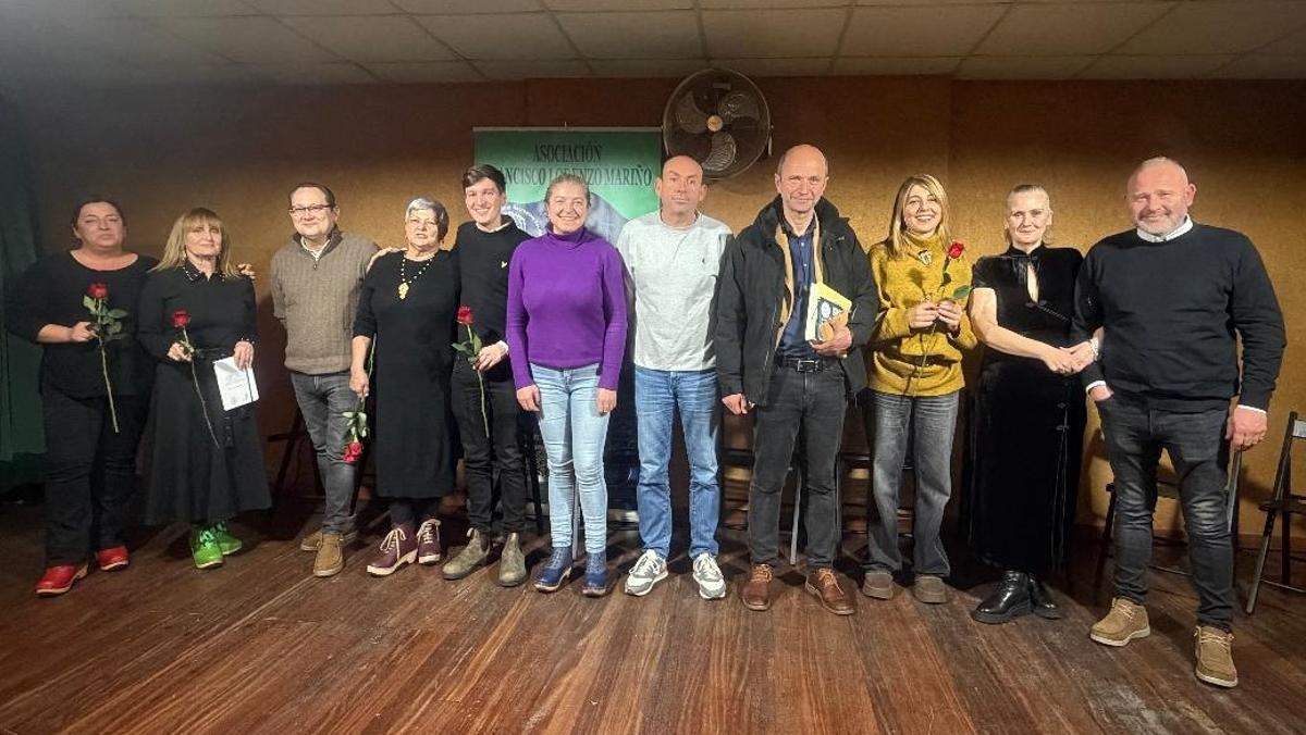 Representantes políticos e da Asociación Francisco Lorenzo, en Aguiño.