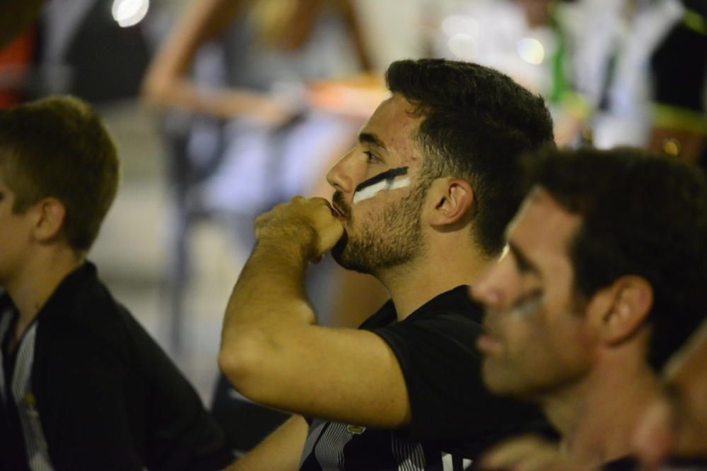 Ambiente: Los aficionados del FC Cartagena se reúnen para ver el partido