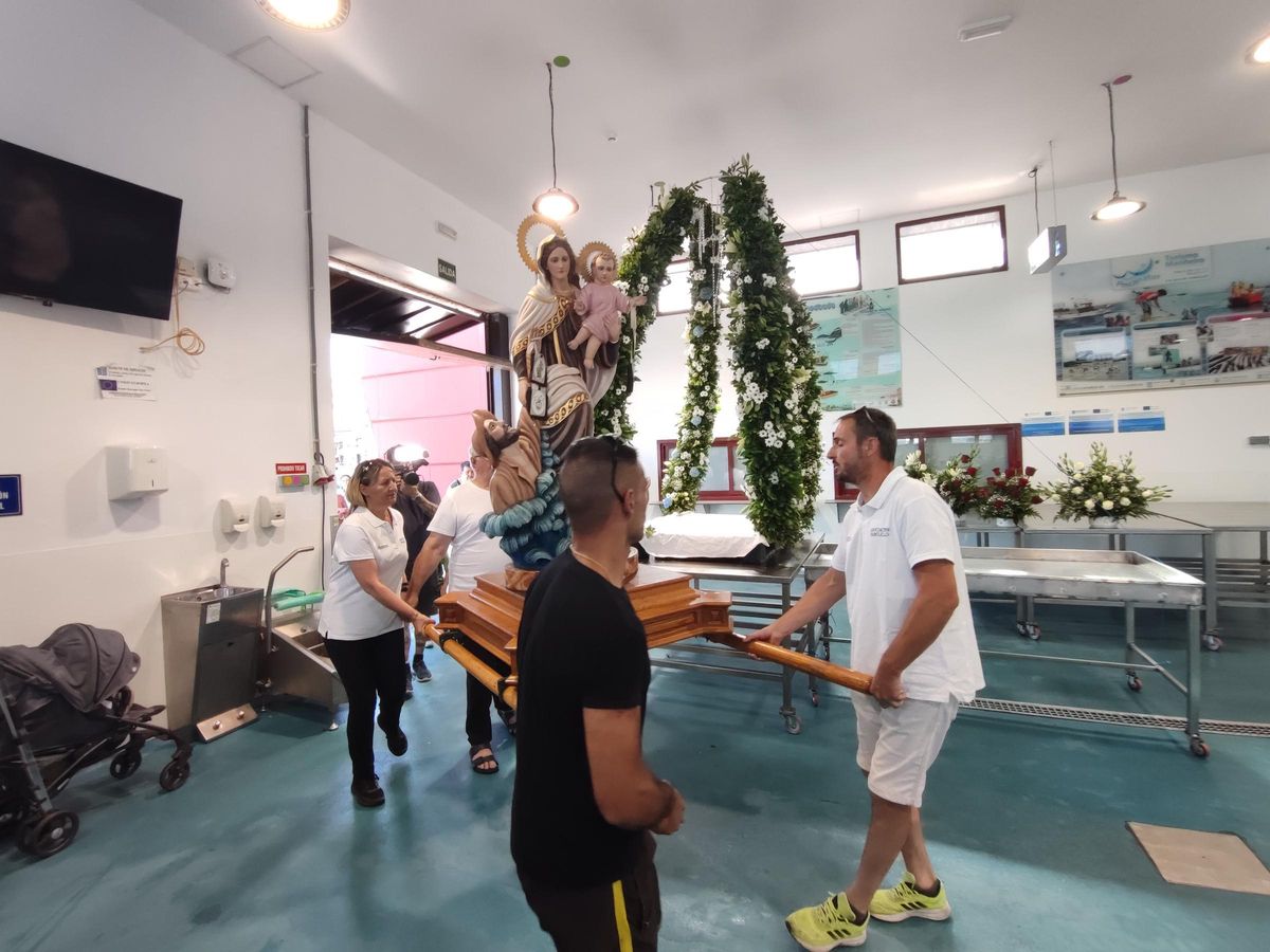 La llegada de la Virgen a la Lonxa de Cangas para su preparación.