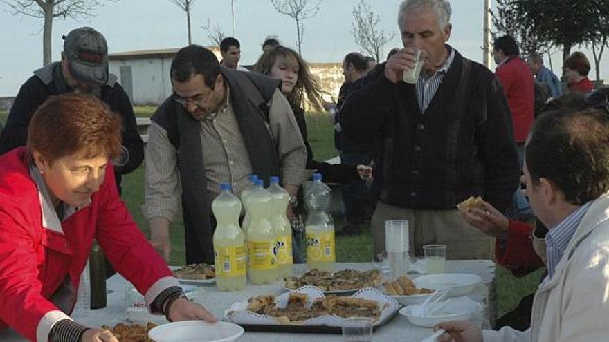 Vecinos de la zona durante la degustación de las recetas elaboradas con setas.