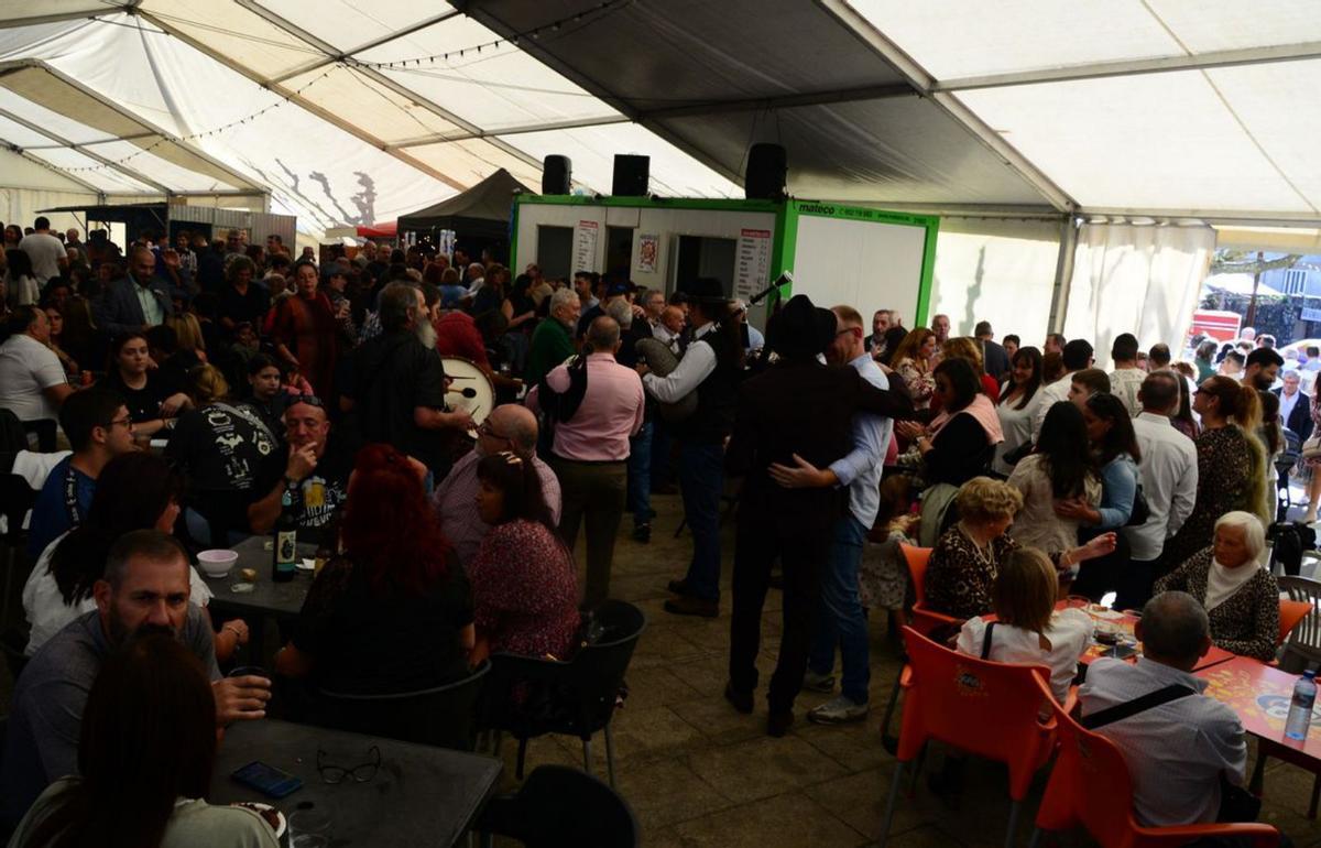 Familias y amigos, en las mesas del atrio bajo. | Gonzalo Núñez