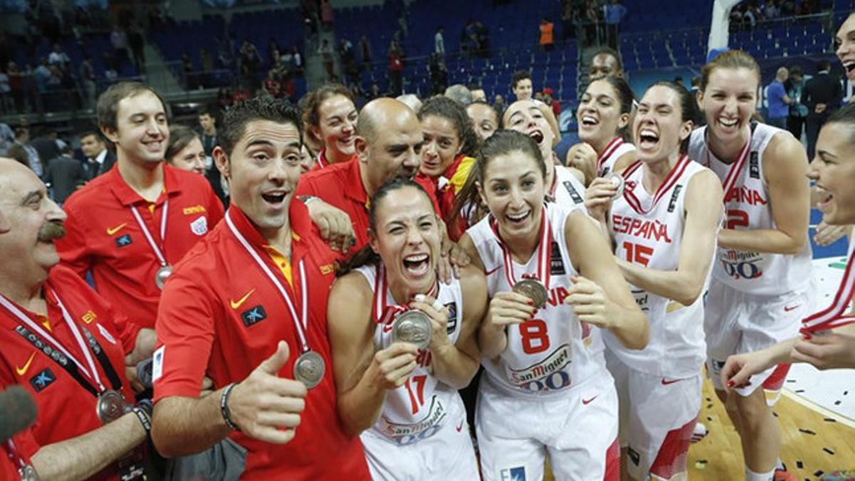 Las españolas celebrando la medalla de plata lograda en Turquía