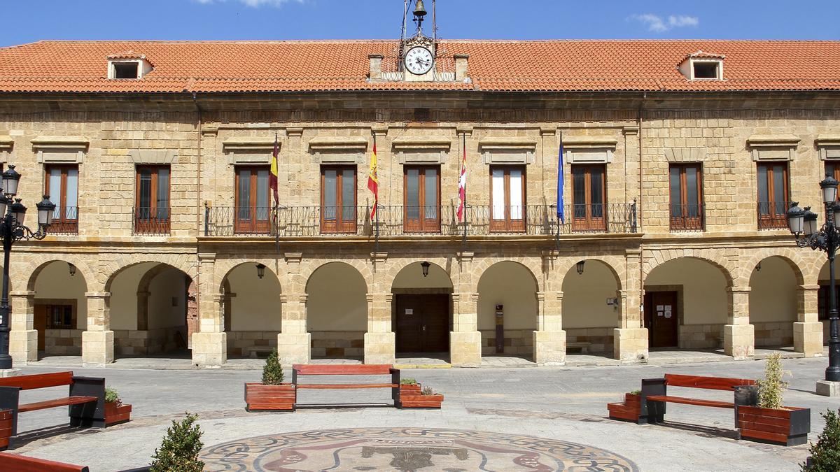 Casa Consistorial de la Plaza Mayor. En el centro de la imagen el mosaico de Coomonte.