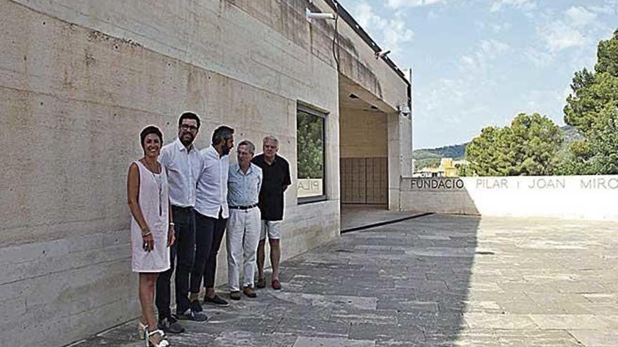 Rafael Moneo y representantes de Cort, en la Fundació Miró en 2018.