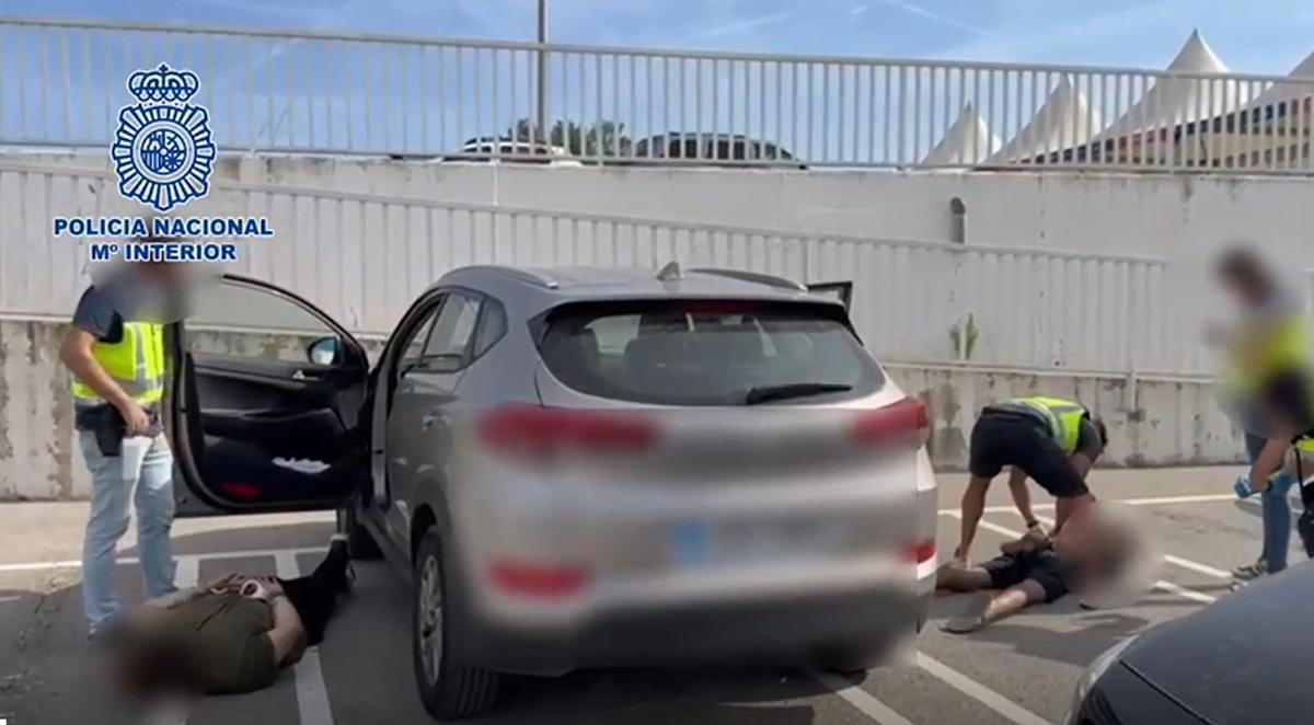 Momento de la detención de los dos jóvenes, esposados en el suelo, cuando trataban de huir a Francia.