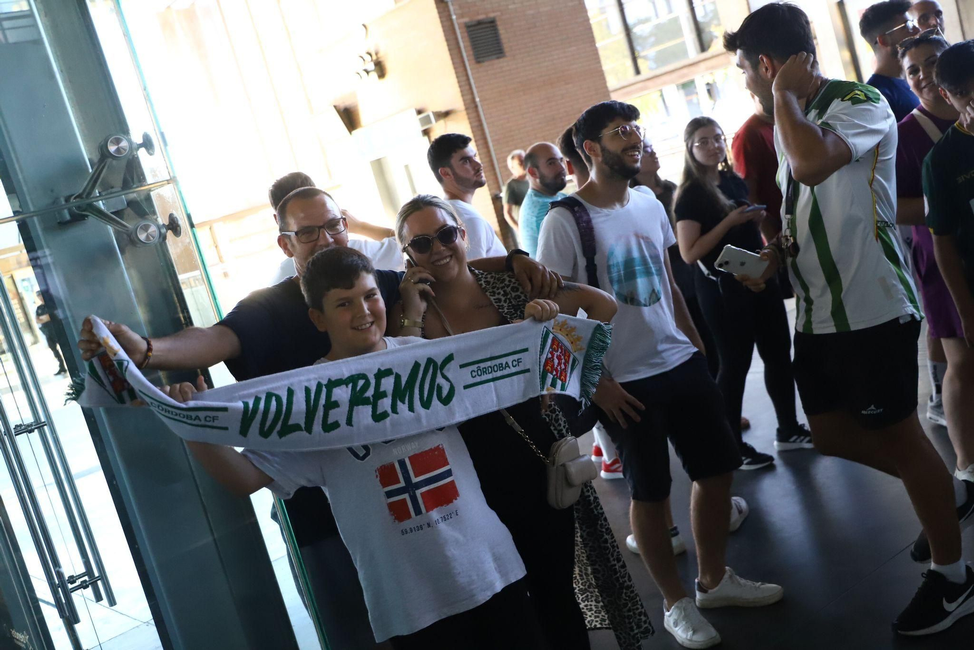 El Córdoba CF vuelve a casa tras el penúltimo paso hacia el ascenso