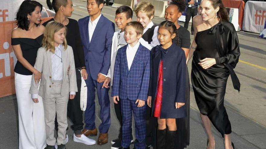 Angelina Jolie con sus hijos y unos amigos en el Festival de Cine de Toronto.