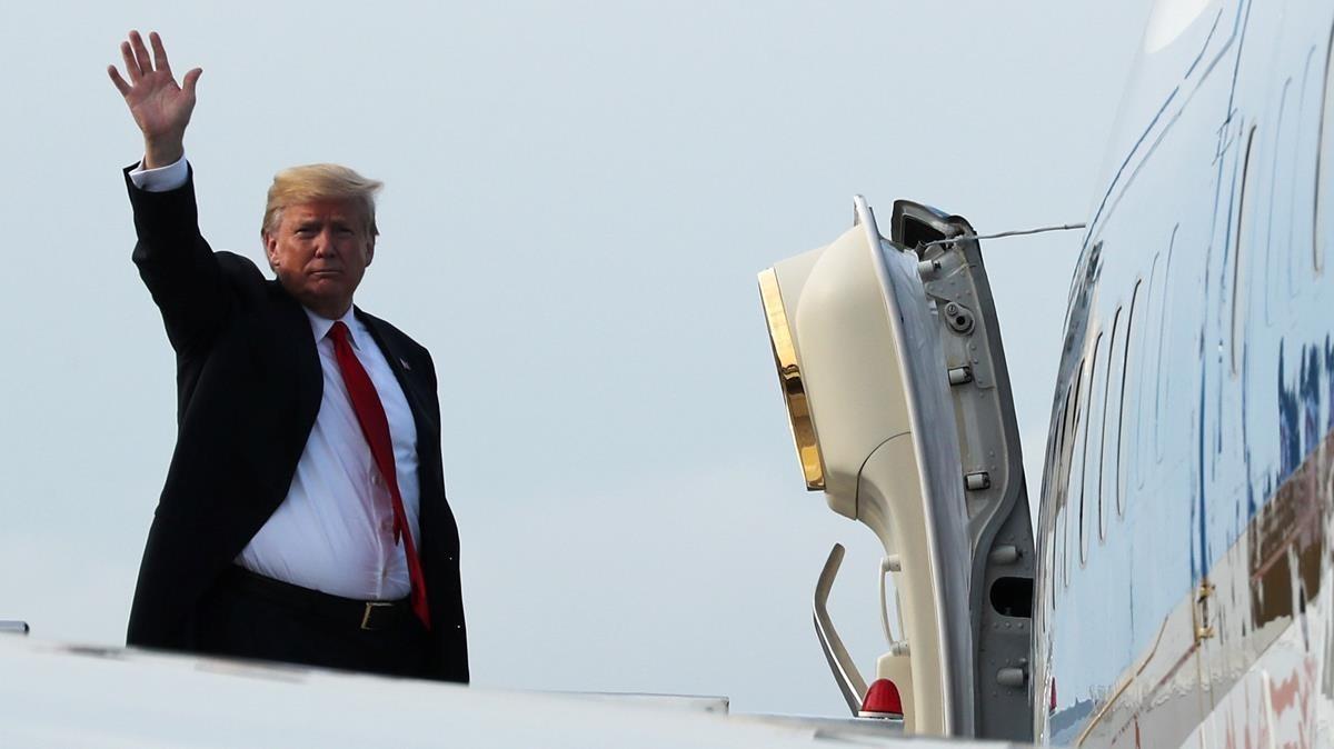 zentauroepp43717160 u s  president donald trump waves as he boards air force one180612120812