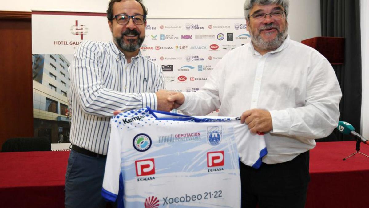 Javier Márquez, con el presidente Santi Picallo. |  // G. SANTOS