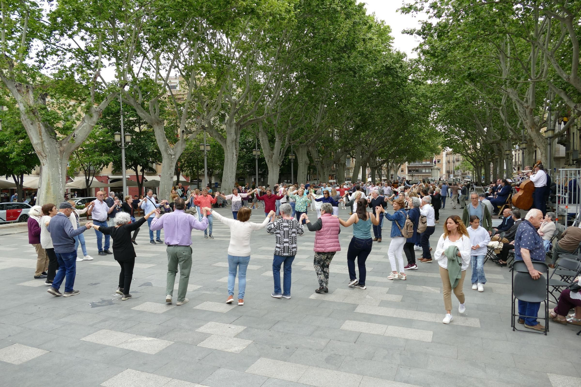 Les sardanes omplen la Rambla de Figueres amb la Cobla Selvatana