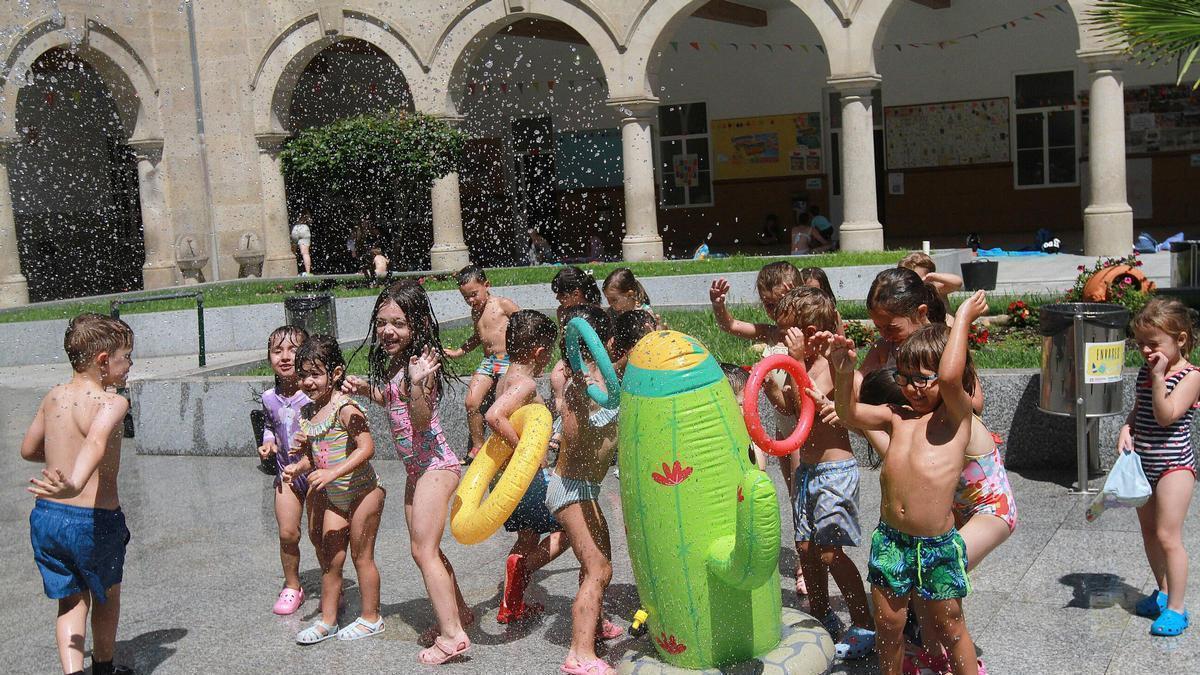 Los pequeños disfrutan de una jornada de Mañás de Verán a remojo.