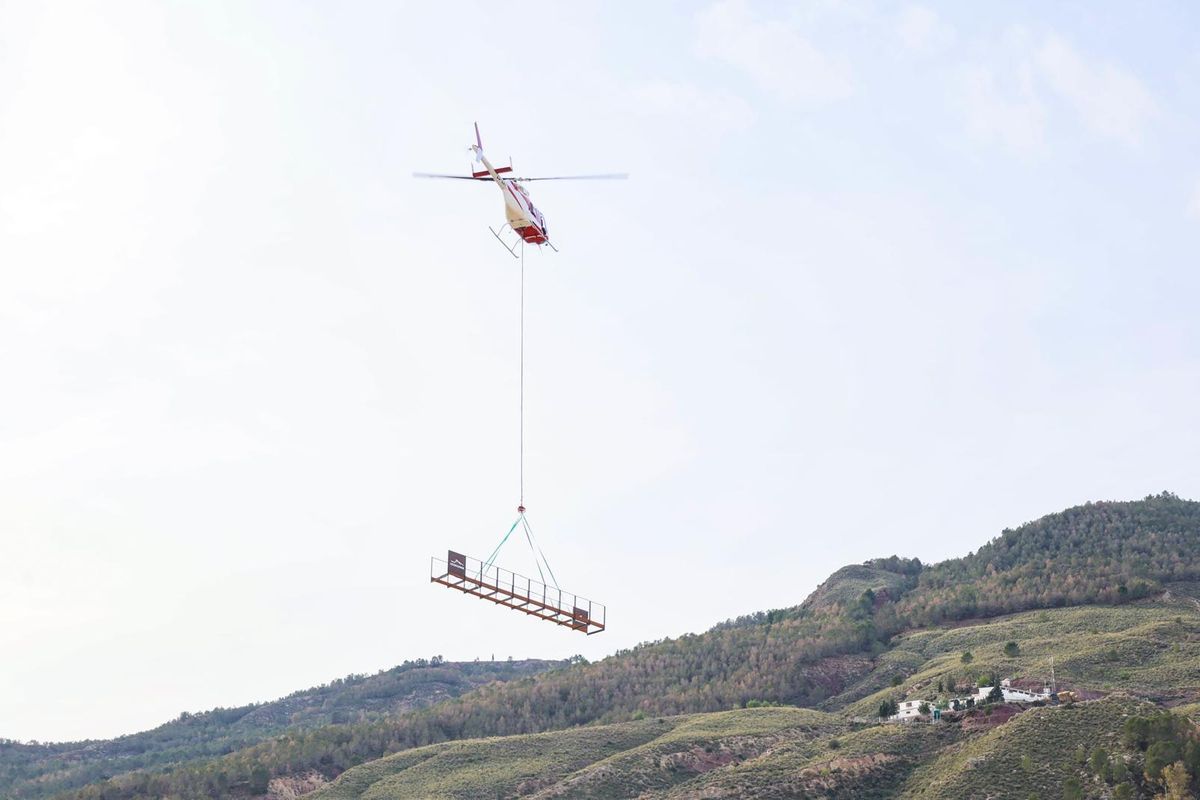 Una de la pasarelas durante el transporte aéreo.