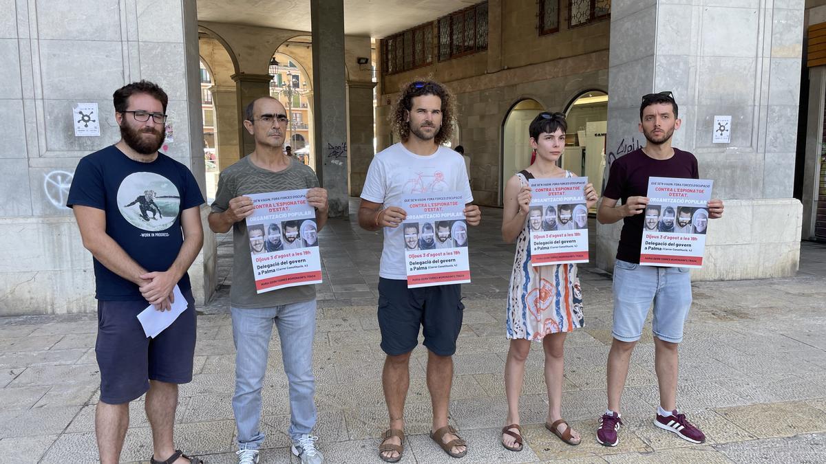 Los representantes de las organizaciones sociales sostienen los carteles de la convocatoria para el próximo 3 de agosto.