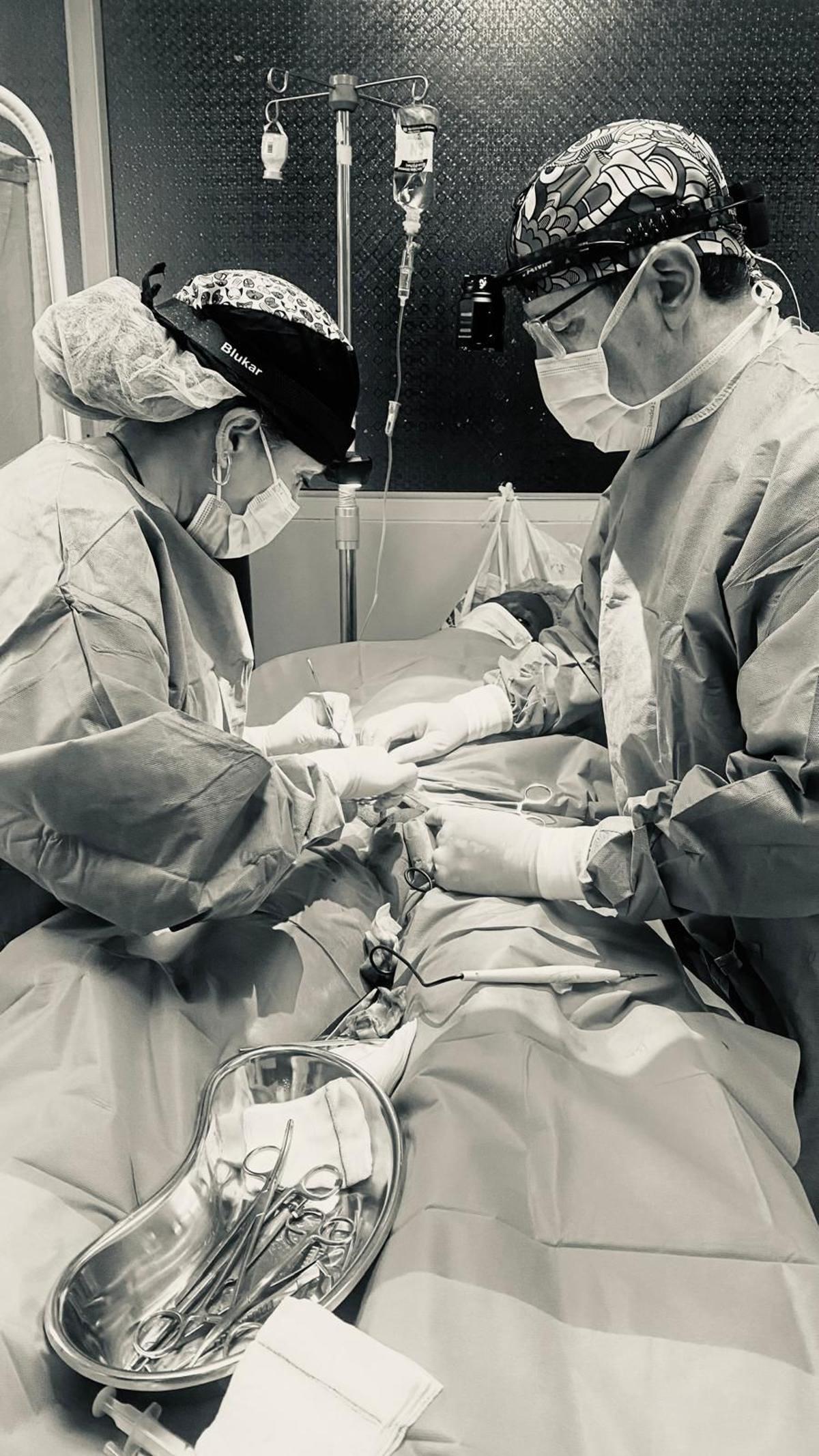 Fotogalería | Las imágenes de la labor de dos cirujanos del hospital de Plasencia en Uganda Fotogalería | Las imágenes de la labor de dos cirujanos del hospital de Plasencia en Uganda