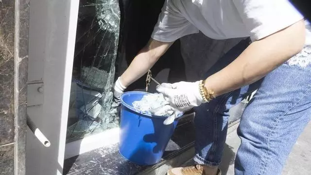 Golpes y disparos en un robo a una joyería de Alicante frustrado por la Policía tras el aviso de vecinos