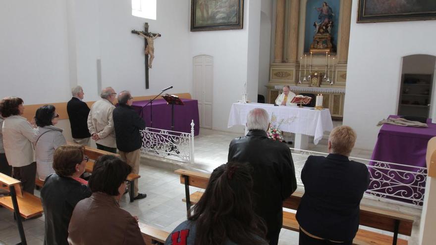 Asistentes a la Eucaristía ayer.