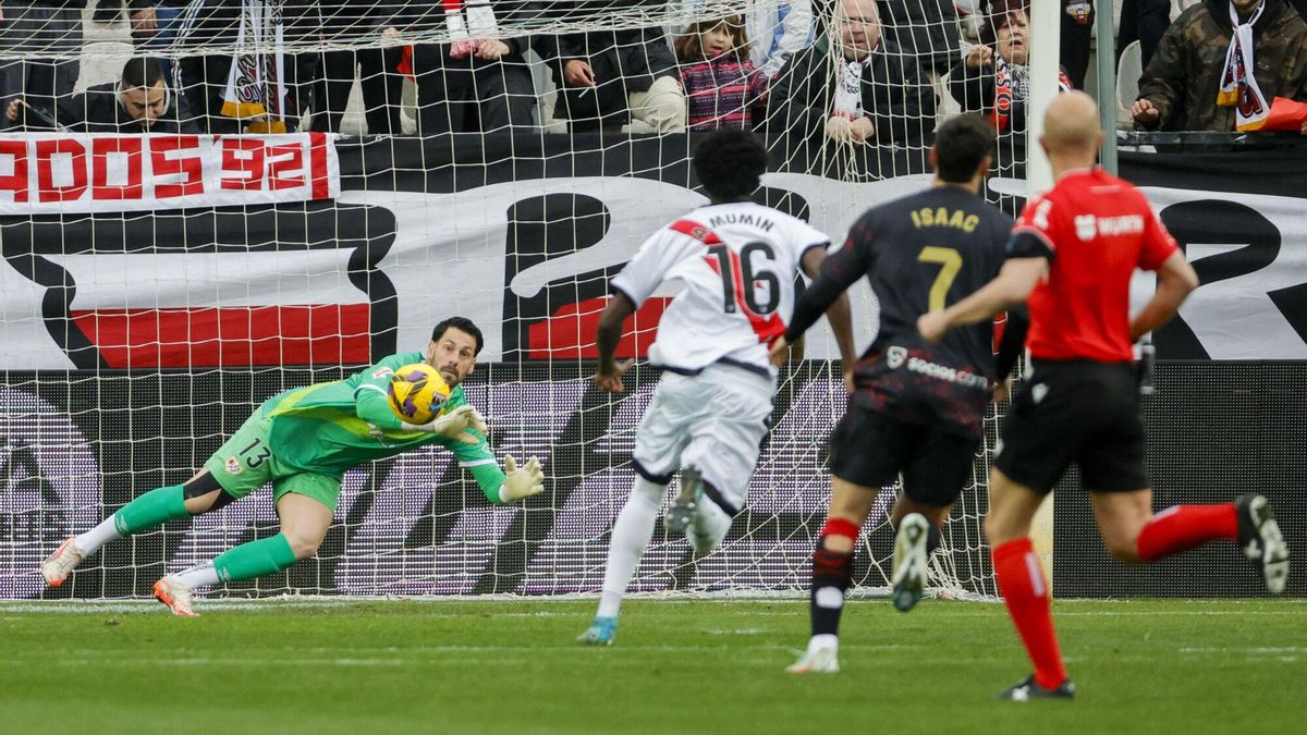 MADRID, 01/03/2025.- El portero argentino del Rayo Vallecano Augusto Batalla en acción este sábado, en el partido de la jornada 26 de LaLiga EA Sports, entre el Rayo Vallecano y el Sevilla FC, en el estadio de Vallecas, en Madrid. EFE/ Zipi Aragón