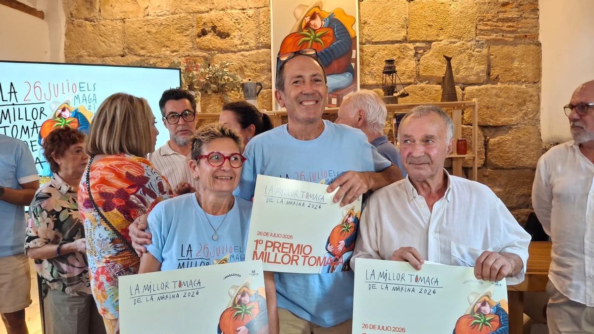 El ganador del certamen, Javier Cardona Ferrer, de Benissa, flanqueado por los agricultores del segundo y tercer premio